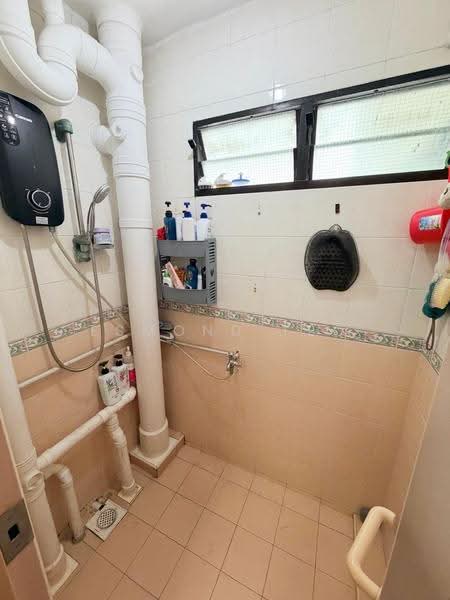 211 Boon Lay Place, 211 Boon Lay Place, Boon Lay / Jurong / Tuas, 2 Bedrooms, 699 sqft, HDB Flat For Sale, by Esmond Teo, 500285108 - Bathroom - PropertyGuru.com.sg