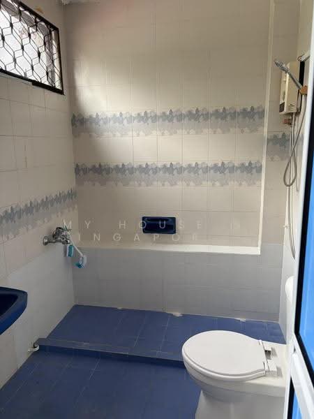 Mayflower MRT Terrace house Master room for rent, Ellington Square, Ang Mo Kio / Bishan / Thomson, Room Rental, 230 sqft, Terraced House For Rent, by Desmond, 500285109 - Bathroom - PropertyGuru.com.sg