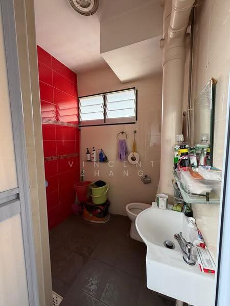 557 Jurong West Street 42, 557 Jurong West Street 42, Boon Lay / Jurong / Tuas, 3 Bedrooms, 1,119 sqft, HDB Flat For Sale, by Vincent Zhang, 500285124 - Bathroom - PropertyGuru.com.sg