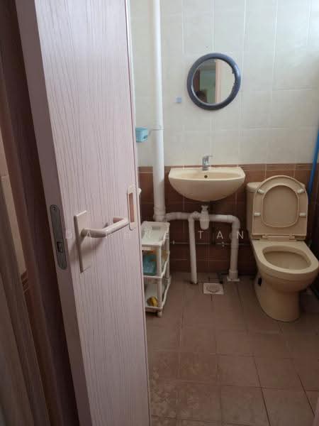 536 Jurong West Street 52, 536 Jurong West Street 52, Boon Lay / Jurong / Tuas, Room Rental, 180 sqft, HDB Flat For Rent, by Daphne Tan, 500285181 - Bathroom - PropertyGuru.com.sg