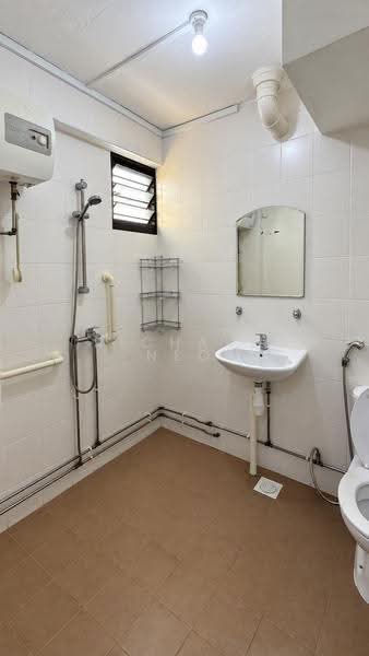 217 Lorong 8 Toa Payoh, 217 Lorong 8 Toa Payoh, Balestier / Toa Payoh, 3 Bedrooms, 1,259 sqft, HDB Flat For Sale, by Richard Neo, 500285270 - Bathroom - PropertyGuru.com.sg