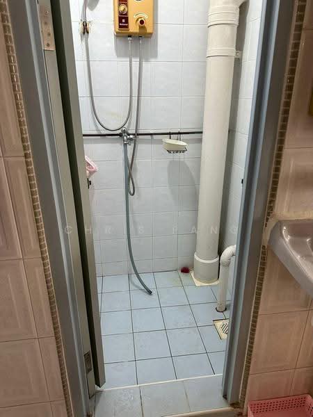 96 Lorong 3 Toa Payoh, 96 Lorong 3 Toa Payoh, Balestier / Toa Payoh, Room Rental, 180 sqft, HDB Flat For Rent, by Chris Pang, 500285289 - Bathroom - PropertyGuru.com.sg