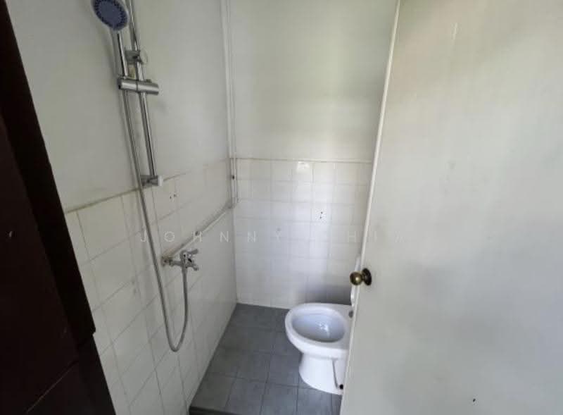 Tanah Merah Landed House For Rent | 3BR | Near MRT | $4K, Jalan Pari Kikis Jalan Pari Dedap Jalan Pari Unak Jalan Pari Burong Jalan Anak Patong Jalan Tanjong Jalan Simpang Bedok Upper Changi Road Upper Bedok Road Tanah Merah Kechil Road Tanah Merah Kechil Avenue Peakville Avenue Peakville Terrace Peakville, Bedok / Upper East Coast, 3 Bedrooms, 2,138 sqft, Terraced House For Rent, by Johnny Chia, 500285317 - Bathroom - PropertyGuru.com.sg