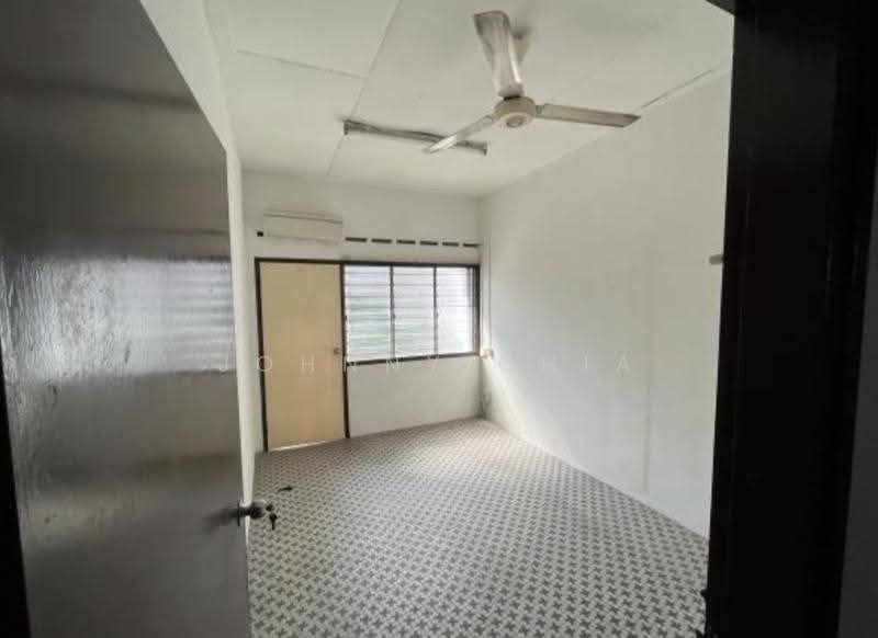 Tanah Merah Landed House For Rent | 3BR | Near MRT | $4K, Jalan Pari Kikis Jalan Pari Dedap Jalan Pari Unak Jalan Pari Burong Jalan Anak Patong Jalan Tanjong Jalan Simpang Bedok Upper Changi Road Upper Bedok Road Tanah Merah Kechil Road Tanah Merah Kechil Avenue Peakville Avenue Peakville Terrace Peakville, Bedok / Upper East Coast, 3 Bedrooms, 2,138 sqft, Terraced House For Rent, by Johnny Chia, 500285317 - Interior - PropertyGuru.com.sg