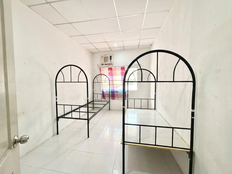 Brighton Crescent, Brighton Crescent, Hougang / Punggol / Sengkang, 1,750 sqft, Shop / Shophouse For Sale, by Aaron Hong, 500285351 - Bedroom - CommercialGuru.com.sg