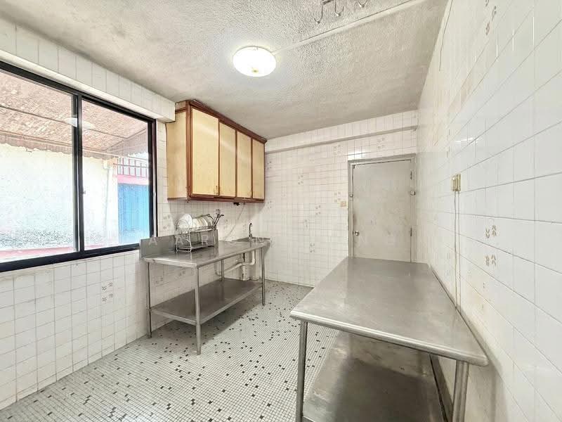 Brighton Crescent, Brighton Crescent, Hougang / Punggol / Sengkang, 1,750 sqft, Shop / Shophouse For Sale, by Aaron Hong, 500285351 - Kitchen - CommercialGuru.com.sg
