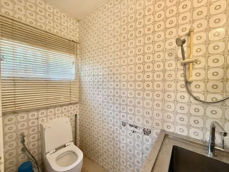Brighton Crescent, Brighton Crescent, Hougang / Punggol / Sengkang, 1,750 sqft, Shop / Shophouse For Sale, by Aaron Hong, 500285351 - Bathroom - CommercialGuru.com.sg