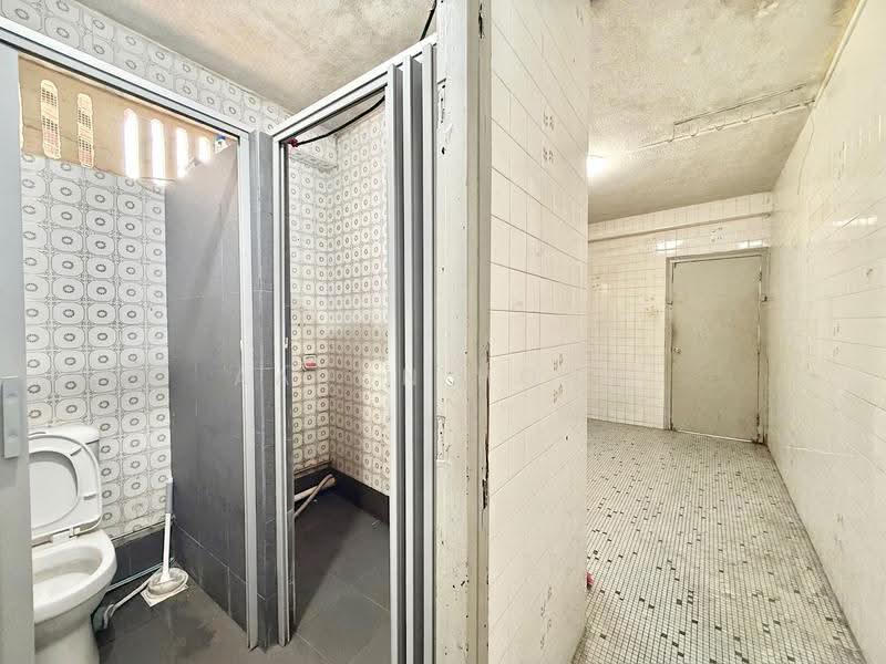 Brighton Crescent, Brighton Crescent, Hougang / Punggol / Sengkang, 1,750 sqft, Shop / Shophouse For Sale, by Aaron Hong, 500285351 - Bathroom - CommercialGuru.com.sg