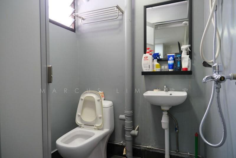 309 Shunfu Road, 309 Shunfu Road, Ang Mo Kio / Bishan / Thomson, 2 Bedrooms, 721 sqft, HDB Flat For Sale, by Marcus Lim 林政宏, 500285371 - Bathroom - PropertyGuru.com.sg
