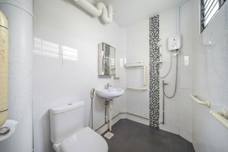 135 Bedok Reservoir Road, 135 Bedok Reservoir Road, Bedok / Upper East Coast, 3 Bedrooms, 904 sqft, HDB Flat For Sale, by Doreen Sea, 500285425 - Bathroom - PropertyGuru.com.sg