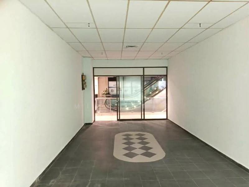 Lucky Plaza, 304 Orchard Road, Orchard / River Valley, 382 sqft, Mall Shop For Rent, by Midco Tee, 500285503 - Entrance - CommercialGuru.com.sg