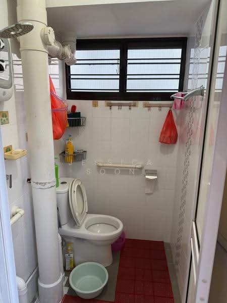 231 Jurong East Street 21, 231 Jurong East Street 21, Boon Lay / Jurong / Tuas, 2 Bedrooms, 721 sqft, HDB Flat For Rent, by Jessica Soon, 500285690 - Bathroom - PropertyGuru.com.sg