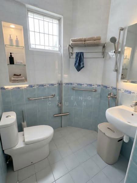 211 Jurong East Street 21, 211 Jurong East Street 21, Boon Lay / Jurong / Tuas, 3 Bedrooms, 1,011 sqft, HDB Flat For Sale, by Lee Eng Chuan, 500285697 - Bathroom - PropertyGuru.com.sg