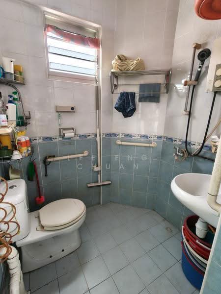 211 Jurong East Street 21, 211 Jurong East Street 21, Boon Lay / Jurong / Tuas, 3 Bedrooms, 1,011 sqft, HDB Flat For Sale, by Lee Eng Chuan, 500285697 - Bathroom - PropertyGuru.com.sg