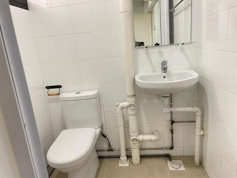 321 Hougang Avenue 5, 321 Hougang Avenue 5, Hougang / Punggol / Sengkang, 2 Bedrooms, 721 sqft, HDB Flat For Sale, by Skyes Pan, 500285725 - Bathroom - PropertyGuru.com.sg