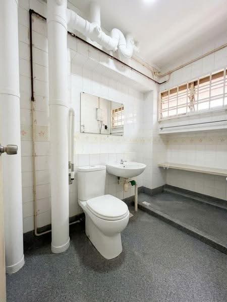 749 Pasir Ris Street 71, 749 Pasir Ris Street 71, Pasir Ris / Tampines, 3 Bedrooms, 1,367 sqft, HDB Flat For Sale, by Irvin Liaw, 500285830 - Bathroom - PropertyGuru.com.sg