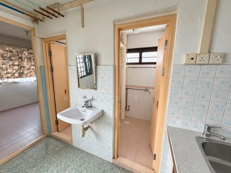 6 Ghim Moh Road, 6 Ghim Moh Road, Tanglin / Holland / Bukit Timah, 2 Bedrooms, 700 sqft, HDB Flat For Sale, by Hester Yeo, 500285831 - Bathroom - PropertyGuru.com.sg