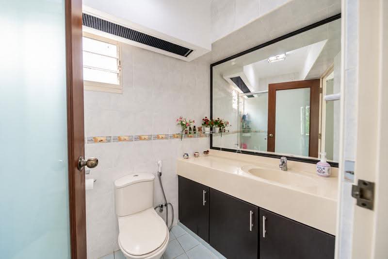 264A Compassvale Bow, 264A Compassvale Bow, Hougang / Punggol / Sengkang, 3 Bedrooms, 990 sqft, HDB Flat For Rent, by Sarah Tan, 500285924 - Bathroom - PropertyGuru.com.sg