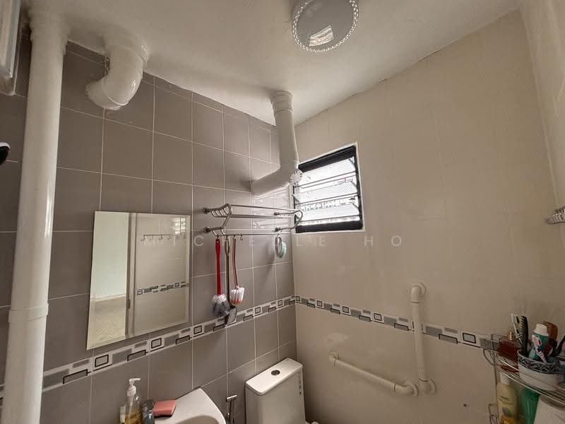 533 Bedok North Street 3, 533 Bedok North Street 3, Bedok / Upper East Coast, 3 Bedrooms, 990 sqft, HDB Flat For Sale, by Michelle Ho, 500285936 - Bathroom - PropertyGuru.com.sg