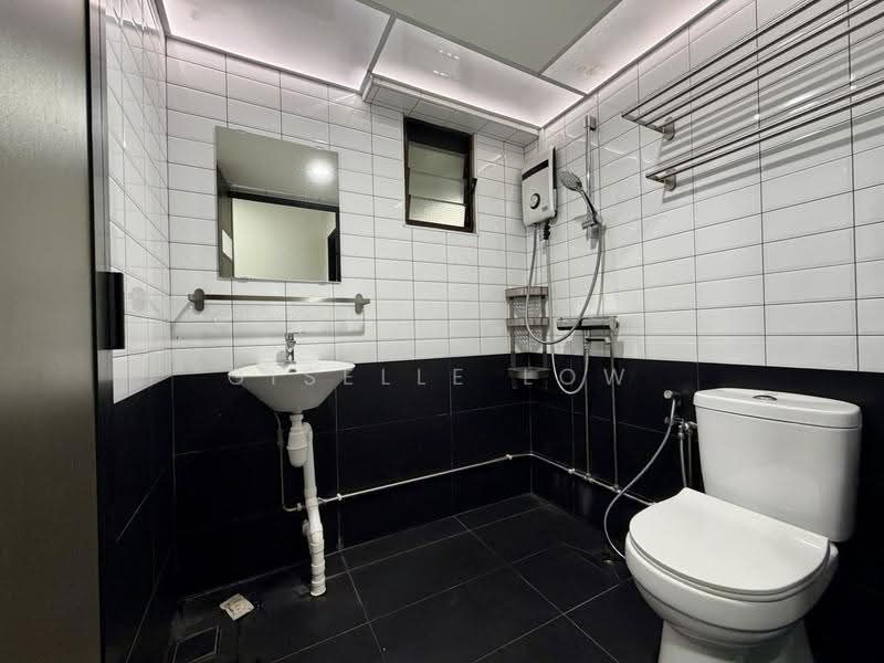 868A Tampines Avenue 8, 868A Tampines Avenue 8, Pasir Ris / Tampines, 2 Bedrooms, 721 sqft, HDB Flat For Sale, by Giselle Low, 500285971 - Bathroom - PropertyGuru.com.sg