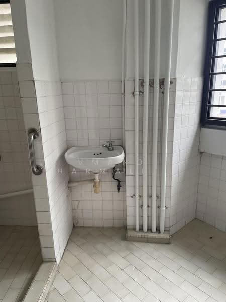 308 Serangoon Avenue 2, 308 Serangoon Avenue 2, Hougang / Punggol / Sengkang, 3 Bedrooms, 1,001 sqft, HDB Flat For Sale, by Vmano Tharmalingam, 500285980 - Bathroom - PropertyGuru.com.sg