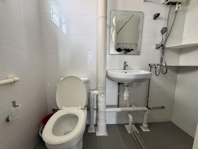 336 Clementi Avenue 2, 336 Clementi Avenue 2, Buona Vista / West Coast / Clementi New Town, 3 Bedrooms, 1,281 sqft, HDB Flat For Sale, by Lai Kong Fei, 500286022 - Bathroom - PropertyGuru.com.sg