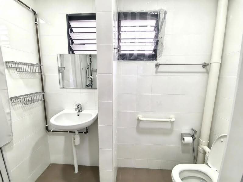 303 Serangoon Avenue 2, 303 Serangoon Avenue 2, Hougang / Punggol / Sengkang, Room Rental, 743 sqft, HDB Flat For Rent, by Kyean Lim, 500286053 - Bathroom - PropertyGuru.com.sg