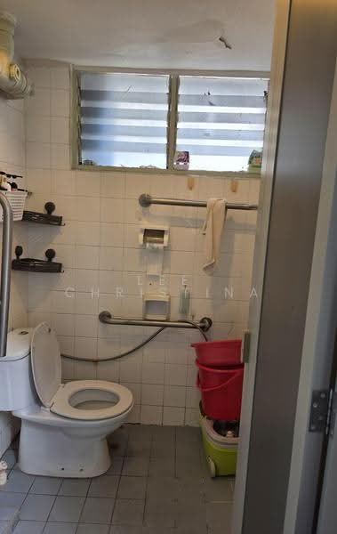 410 Commonwealth Avenue West, 410 Commonwealth Avenue West, Buona Vista / West Coast / Clementi New Town, 3 Bedrooms, 1,043 sqft, HDB Flat For Sale, by Lee Christina, 500286110 - Bathroom - PropertyGuru.com.sg