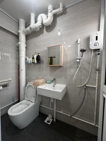 445 Hougang Avenue 8, 445 Hougang Avenue 8, Hougang / Punggol / Sengkang, 3 Bedrooms, 1,109 sqft, HDB Flat For Rent, by Charis Seah, 500286111 - Common Bathroom - PropertyGuru.com.sg
