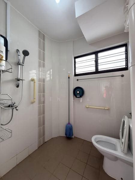 142 Lorong Ah Soo, 142 Lorong Ah Soo, Hougang / Punggol / Sengkang, 3 Bedrooms, 1,108 sqft, HDB Flat For Rent, by Ben Lee, 500286150 - Bathroom - PropertyGuru.com.sg
