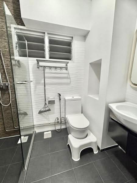 666 Jalan Damai, 666 Jalan Damai, Eunos / Geylang / Paya Lebar, 3 Bedrooms, 1,119 sqft, HDB Flat For Sale, by Jason Liew 俊明, 500286172 - Bathroom - PropertyGuru.com.sg