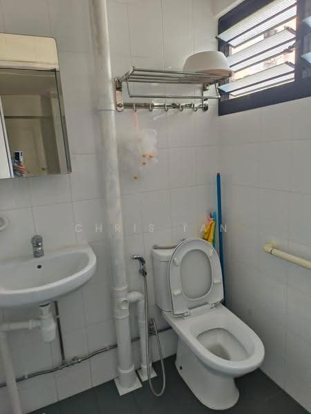 337 Hougang Avenue 7, 337 Hougang Avenue 7, Hougang / Punggol / Sengkang, 3 Bedrooms, 980 sqft, HDB Flat For Rent, by Chris Tan, 500286195 - Bathroom - PropertyGuru.com.sg