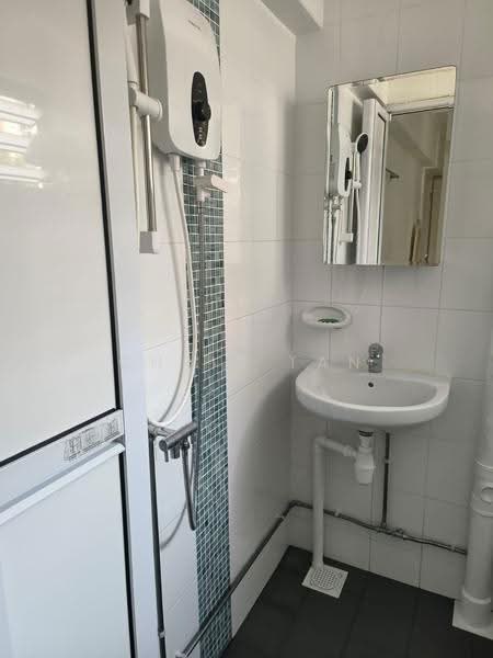 337 Hougang Avenue 7, 337 Hougang Avenue 7, Hougang / Punggol / Sengkang, 3 Bedrooms, 980 sqft, HDB Flat For Rent, by Chris Tan, 500286195 - Bathroom - PropertyGuru.com.sg
