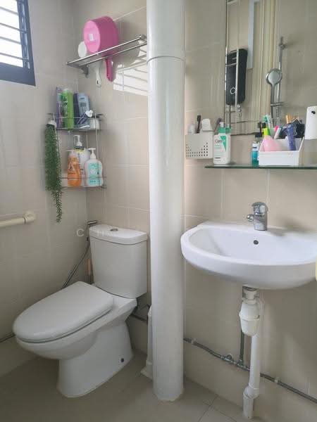 337 Hougang Avenue 7, 337 Hougang Avenue 7, Hougang / Punggol / Sengkang, 3 Bedrooms, 980 sqft, HDB Flat For Rent, by Chris Tan, 500286195 - Bathroom - PropertyGuru.com.sg