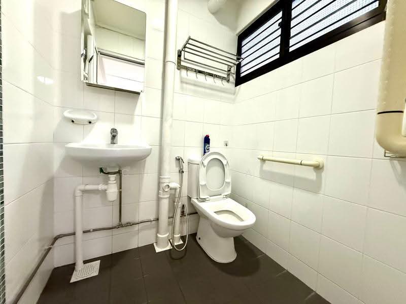 337 Hougang Avenue 7, 337 Hougang Avenue 7, Hougang / Punggol / Sengkang, 3 Bedrooms, 980 sqft, HDB Flat For Rent, by Chris Tan, 500286195 - Bathroom - PropertyGuru.com.sg