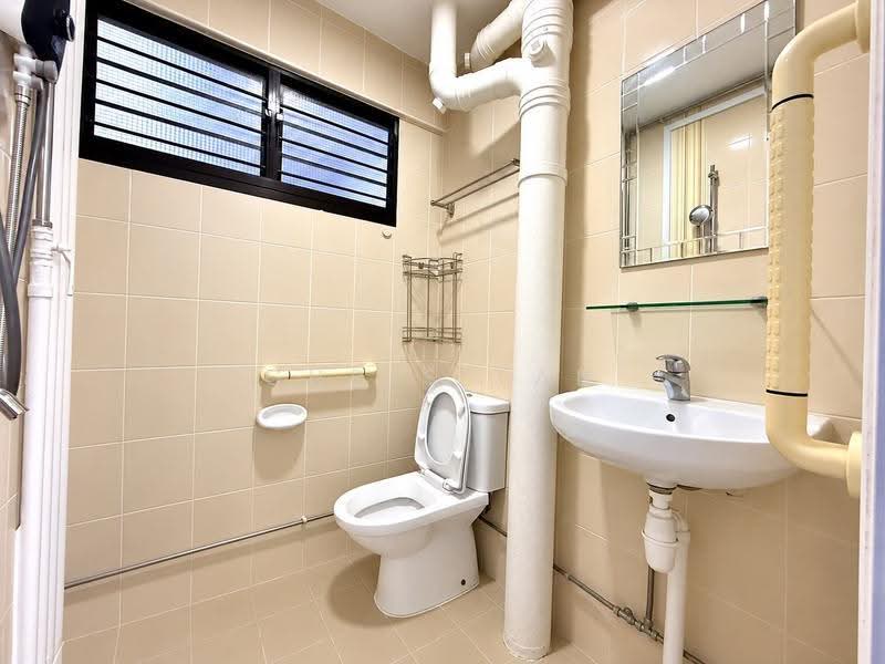 337 Hougang Avenue 7, 337 Hougang Avenue 7, Hougang / Punggol / Sengkang, 3 Bedrooms, 980 sqft, HDB Flat For Rent, by Chris Tan, 500286195 - Bathroom - PropertyGuru.com.sg