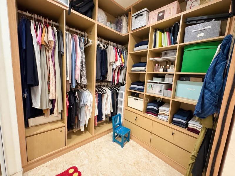 145 Rivervale Drive, 145 Rivervale Drive, Hougang / Punggol / Sengkang, 3 Bedrooms, 1,313 sqft, HDB Flat For Sale, by Tricia Low, 500286205 - Master walk-in wardrobe - PropertyGuru.com.sg