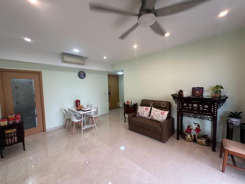 The Glades, 12 Bedok Rise, Bedok / Upper East Coast, 3 Bedrooms, 1,066 sqft, Condominium For Sale, by Desmond Koh, 500286330 - Living Room - PropertyGuru.com.sg