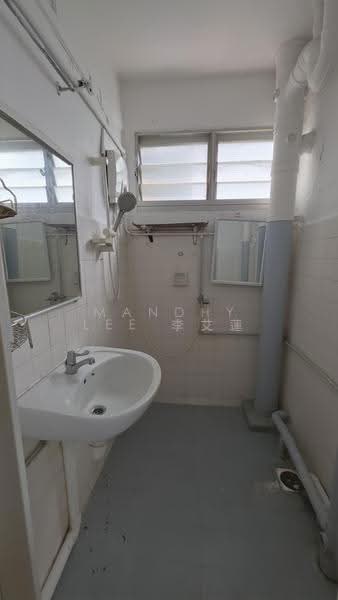 1 Lorong Lew Lian, 1 Lorong Lew Lian, Hougang / Punggol / Sengkang, 2 Bedrooms, 786 sqft, HDB Flat For Sale, by Mandhy Lee 李艾蓮, 500286442 - Bathroom - PropertyGuru.com.sg
