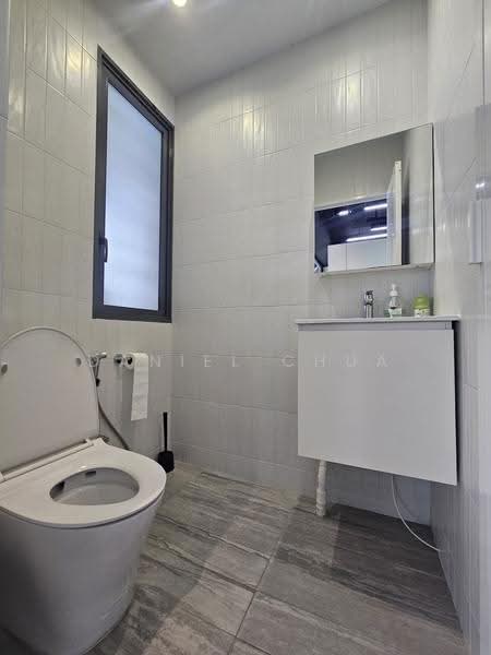 UB. One, 81 Ubi Avenue 4, Eunos / Geylang / Paya Lebar, 1,044 sqft, Light Industrial (B1) For Sale, by Daniel Chua, 500286451 - Bathroom - CommercialGuru.com.sg