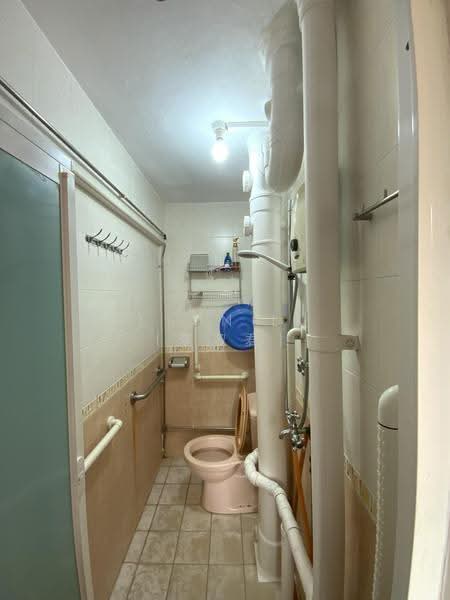 28 Hoy Fatt Road, 28 Hoy Fatt Road, Alexandra / Commonwealth, Room Rental, 200 sqft, HDB Flat For Rent, by Lynn Li (李淑君), 500286456 - Bathroom - PropertyGuru.com.sg