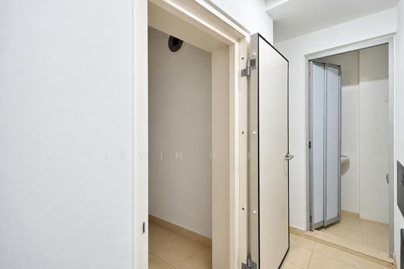 Waterfront Waves, 760 Bedok Reservoir Road, Bedok / Upper East Coast, 3 Bedrooms, 1,270 sqft, Condominium For Rent, by Irwin Hafiz, 500286464 - Storage and toilet - PropertyGuru.com.sg