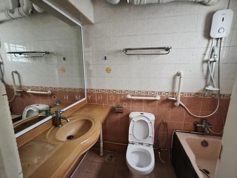 173A Punggol Field, 173A Punggol Field, Hougang / Punggol / Sengkang, 3 Bedrooms, 915 sqft, HDB Flat For Sale, by JESLYN LIM, 500286515 - Bathroom - PropertyGuru.com.sg