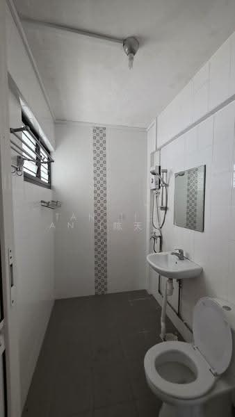 511 Bukit Batok Street 52, 511 Bukit Batok Street 52, Dairy Farm / Bukit Panjang / Choa Chu Kang, 3 Bedrooms, 1,313 sqft, HDB Flat For Sale, by Tan Tien An (陈天安), 500286517 - Master Bathroom - PropertyGuru.com.sg