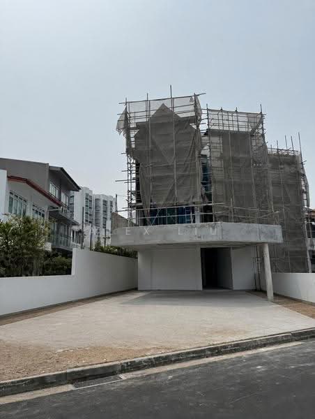East View Garden, Jalan Pergam, Bedok / Upper East Coast, 6 Bedrooms, 6,411 sqft, Corner Terrace For Sale, by Alex Liu, 500286558 - Front car porch - PropertyGuru.com.sg