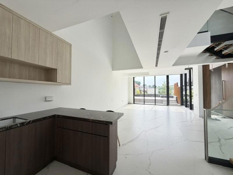 Brand New, 3sty + Basement, Huge Land, Unblock Views, Selling Soon, 5 Bdrms, Super Cheap!!, Gerald Estate, Greenwich Estate, Yio Chu Kang Estate, Seletar Estate, Hougang / Punggol / Sengkang, 5 Bedrooms, 4,675 sqft, Corner Terrace For Sale, by Alex Ng, 500286572 - Kitchen - PropertyGuru.com.sg