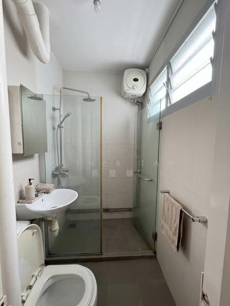 240 Serangoon Avenue 2, 240 Serangoon Avenue 2, Hougang / Punggol / Sengkang, 3 Bedrooms, 904 sqft, HDB Flat For Sale, by Esther Tan 陈慧媚, 500286583 - Bathroom - PropertyGuru.com.sg