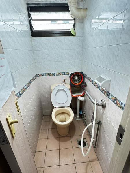 15 Bedok South Road, 15 Bedok South Road, Bedok / Upper East Coast, 3 Bedrooms, 947 sqft, HDB Flat For Sale, by Peter Shuen, 500286589 - Bathroom - PropertyGuru.com.sg