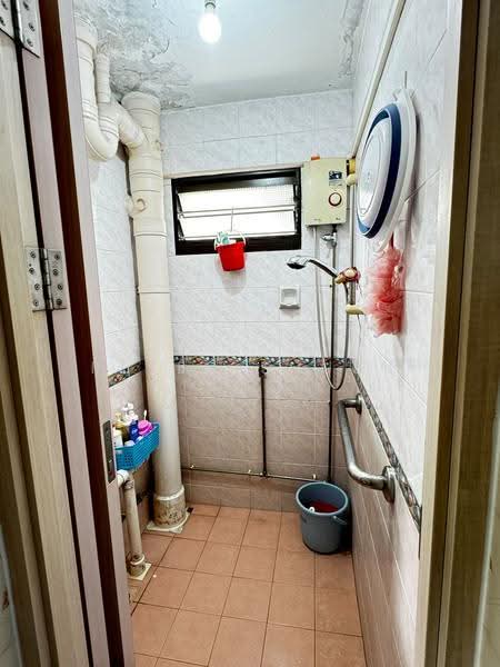 15 Bedok South Road, 15 Bedok South Road, Bedok / Upper East Coast, 3 Bedrooms, 947 sqft, HDB Flat For Sale, by Peter Shuen, 500286589 - Bathroom - PropertyGuru.com.sg