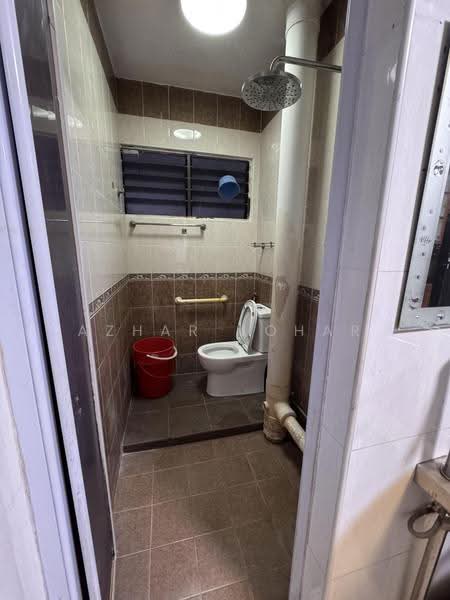 375 Clementi Avenue 4, 375 Clementi Avenue 4, Buona Vista / West Coast / Clementi New Town, 2 Bedrooms, 732 sqft, HDB Flat For Rent, by Azhar Johar, 500286637 - Bathroom - PropertyGuru.com.sg